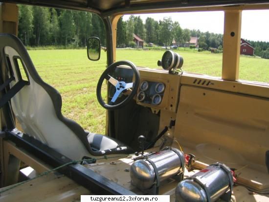 la un 4x4 cred ca e suficienta atata dotare masini de teren (4*4)